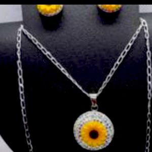 Elegant 100% Silver necklace and earrings set!